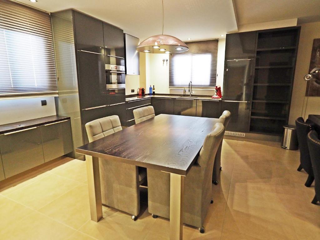 Kuchyňa alebo kuchynka v ubytovaní Luxe vakantieappartement aan de jachthaven van Altea met frontaal zeezicht