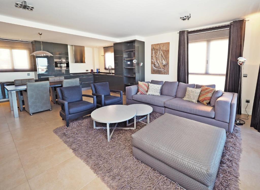 Kuchyňa alebo kuchynka v ubytovaní Luxe vakantieappartement aan de jachthaven van Altea met frontaal zeezicht