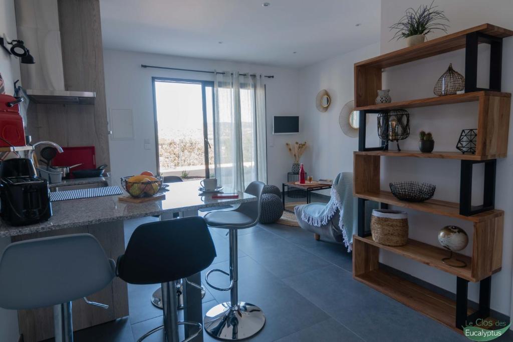 Le Clos des Eucalyptus - Appartement Met Uitzicht Op Het Zwembad