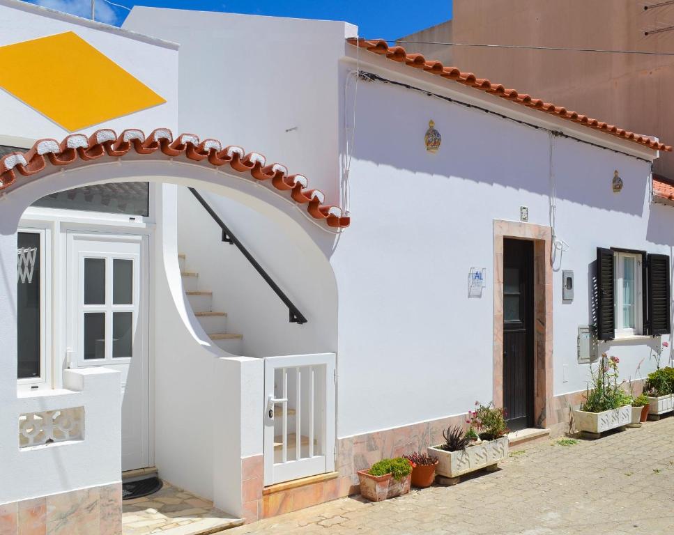 a white house with an arch in front of it at Casa Vitorino in Sagres