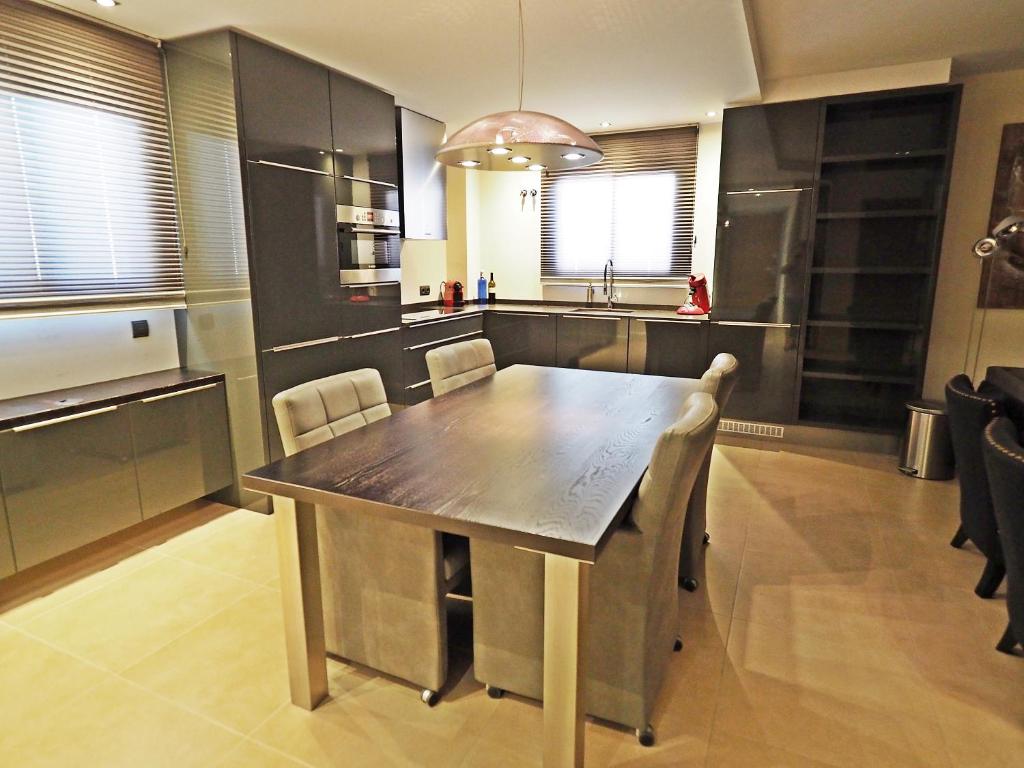 Kuchyňa alebo kuchynka v ubytovaní Luxe vakantieappartement aan de jachthaven van Altea met frontaal zeezicht