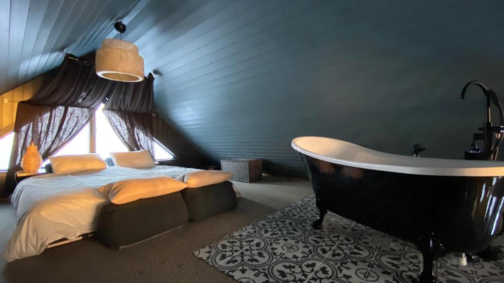 Postel nebo postele na pokoji v ubytování Marbakki Luxury Ocean Retreat