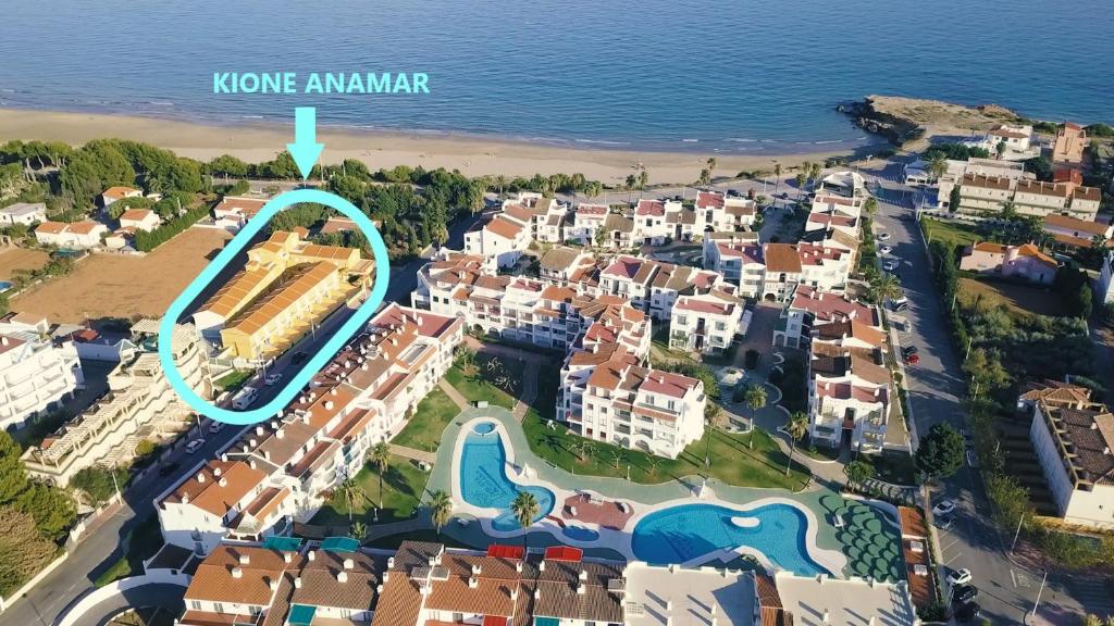 eine Luftansicht eines Resorts mit einer Wasserrutsche in der Unterkunft Kione Anamar in Alcossebre
