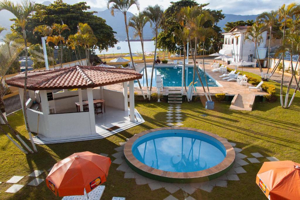 una vista aérea de un complejo con 2 piscinas y sombrillas en Hotel Recanto dos Pássaros, en São Sebastião