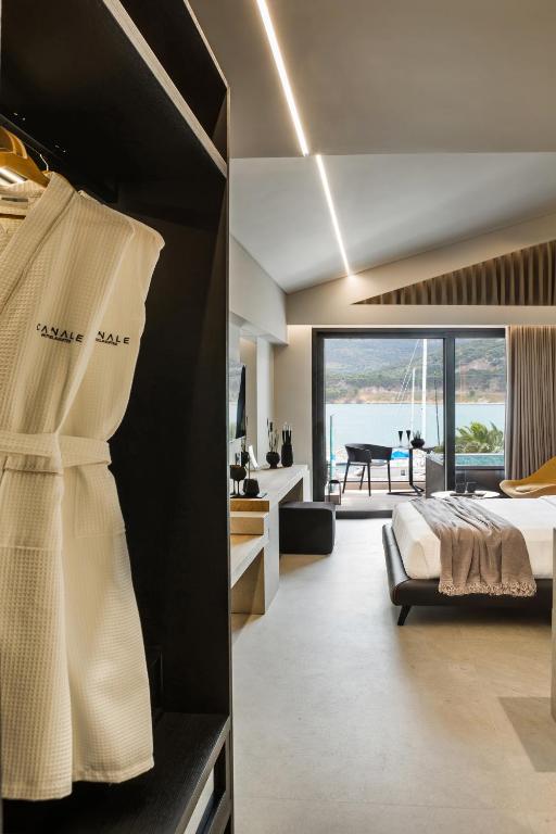 Postel nebo postele na pokoji v ubytování Canale Hotel & Suites