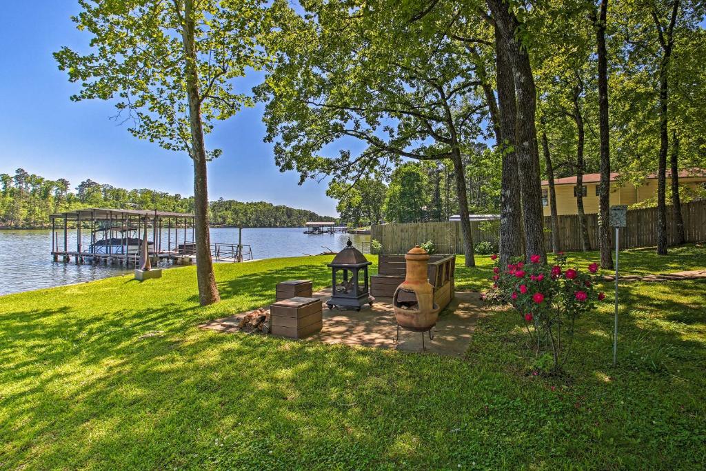 Modern Retreat with Boat Slip on Lake Hamilton!, Hot Springs, AR