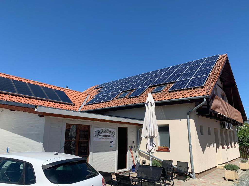 a house with solar panels on the roof at Május 1 Vendégház- Sé in Sé