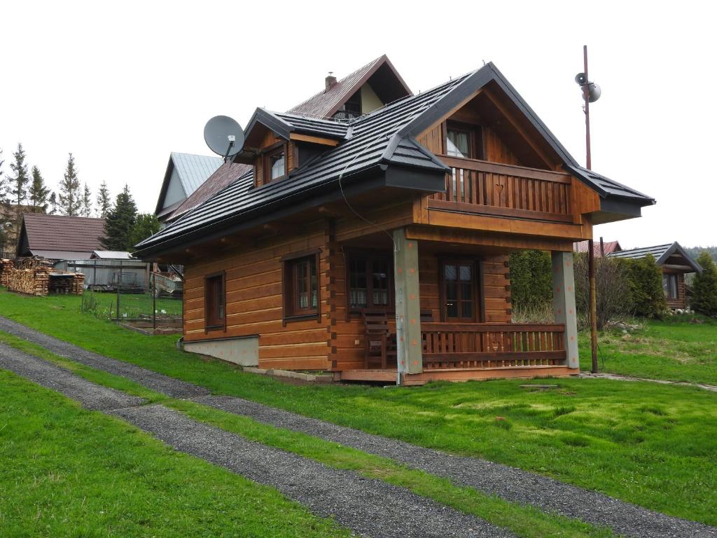une cabane en rondins avec un toit en gambrel dans l'établissement Chatka Zornica, à Ždiar