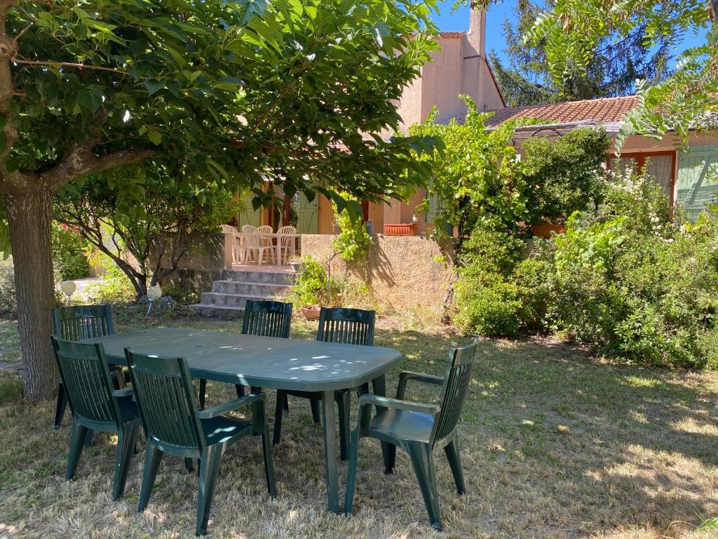 Κήπος έξω από το Maison provençale en campagne à Eguilles