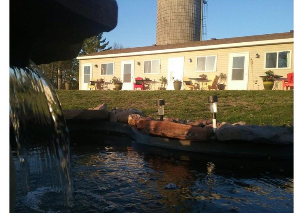 łódź w wodzie przed domem w obiekcie Beach Mirage Suites w mieście Brook Park