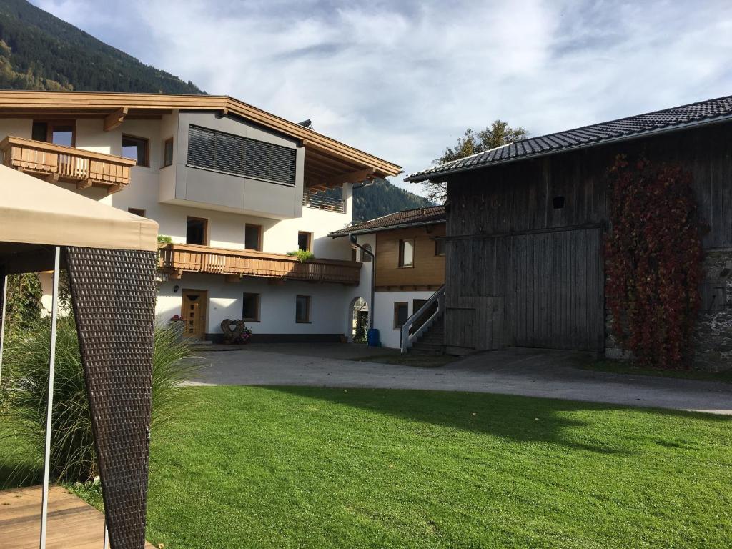 a house with a solar panel on the side of a yard at Ferienwohnungen Hell in Uderns