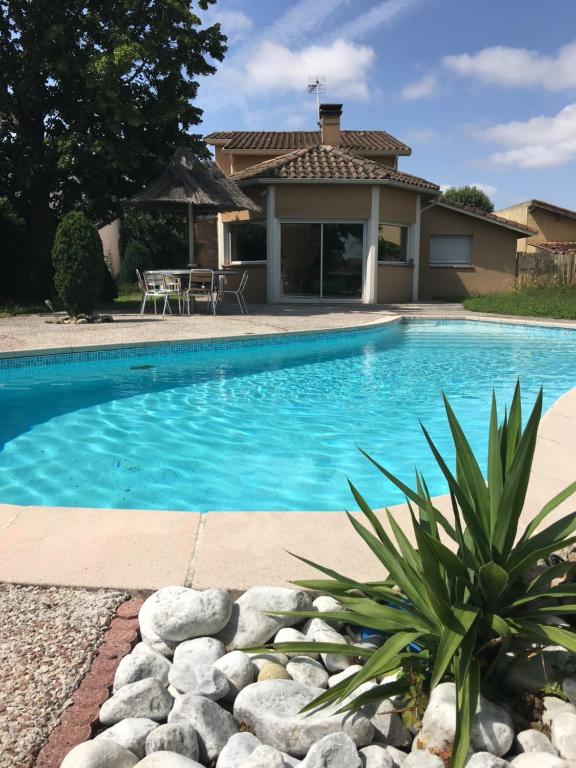 - une piscine en face d'une maison dans l'établissement Villa dans Toulouse avec piscine privée with Swimming Pool, à Toulouse