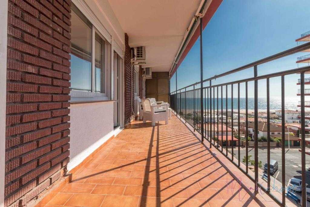 uma varanda com vista para o oceano em Tres dormitorios vistas al mar junto a la playa em Punta Umbría