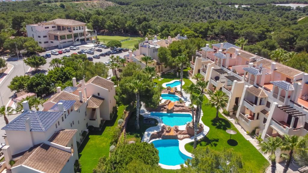 VillacostaにあるAppartement Orihuela Costa Golf, Las Ramblasのプール付きのリゾートの空中ビュー