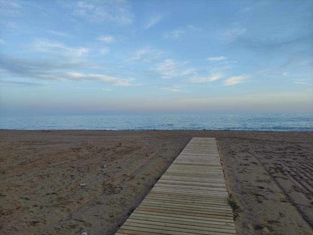 um caminho de madeira numa praia com o oceano em Apartamento Bolnuevo (Mazarrón) em Bolnuevo