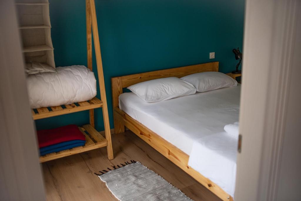 Postel nebo postele na pokoji v ubytování Cottages in Kaprovani "Family nest"