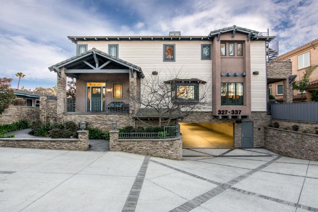 Το κτήριο όπου στεγάζεται  το διαμέρισμα