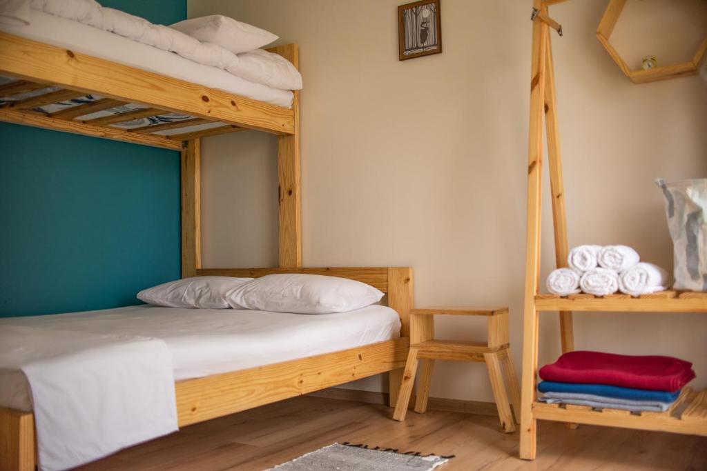 1 dormitorio con 2 literas y escalera en Cottages in Kaprovani "Family nest" en Ureki