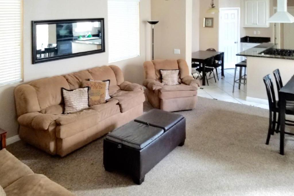 Posezení v ubytování 668 N Cleveland St Ocean-view townhouse with balcony, deck, grill & washer/dryer - walk to beach