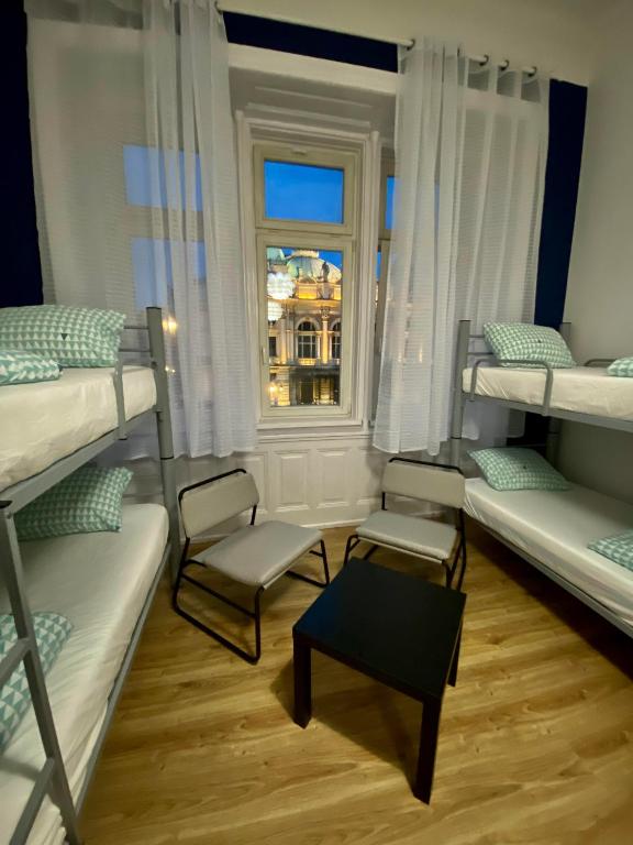 een kamer met 4 stapelbedden en een raam bij SKY HOSTEL in Krakau