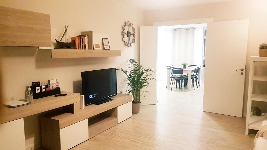 Televízia a/alebo spoločenská miestnosť v ubytovaní Apartamento Gloria 1 Parking privado gratis