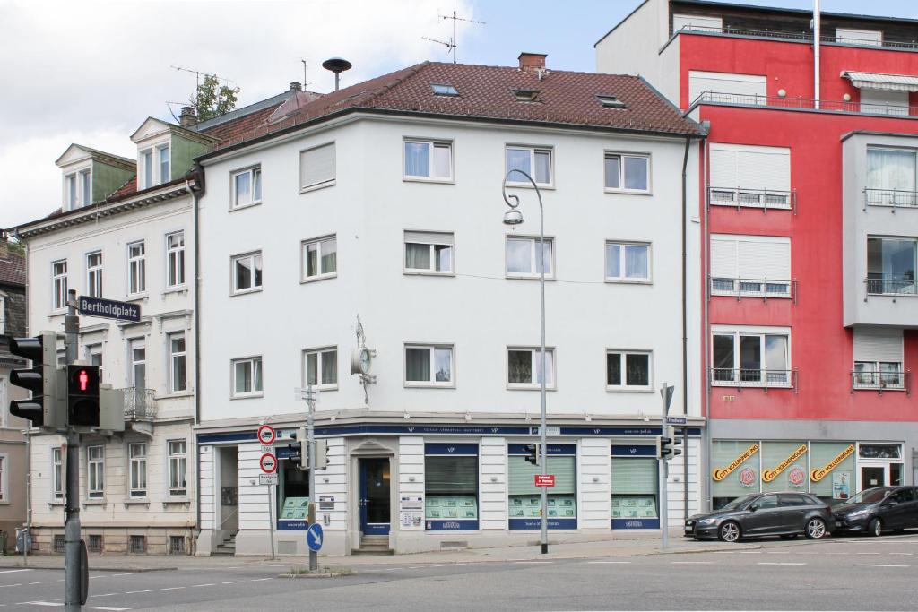 ein weißes Gebäude an der Ecke einer Straße in der Unterkunft Apartment aPriori-Baden-Baden in Baden-Baden