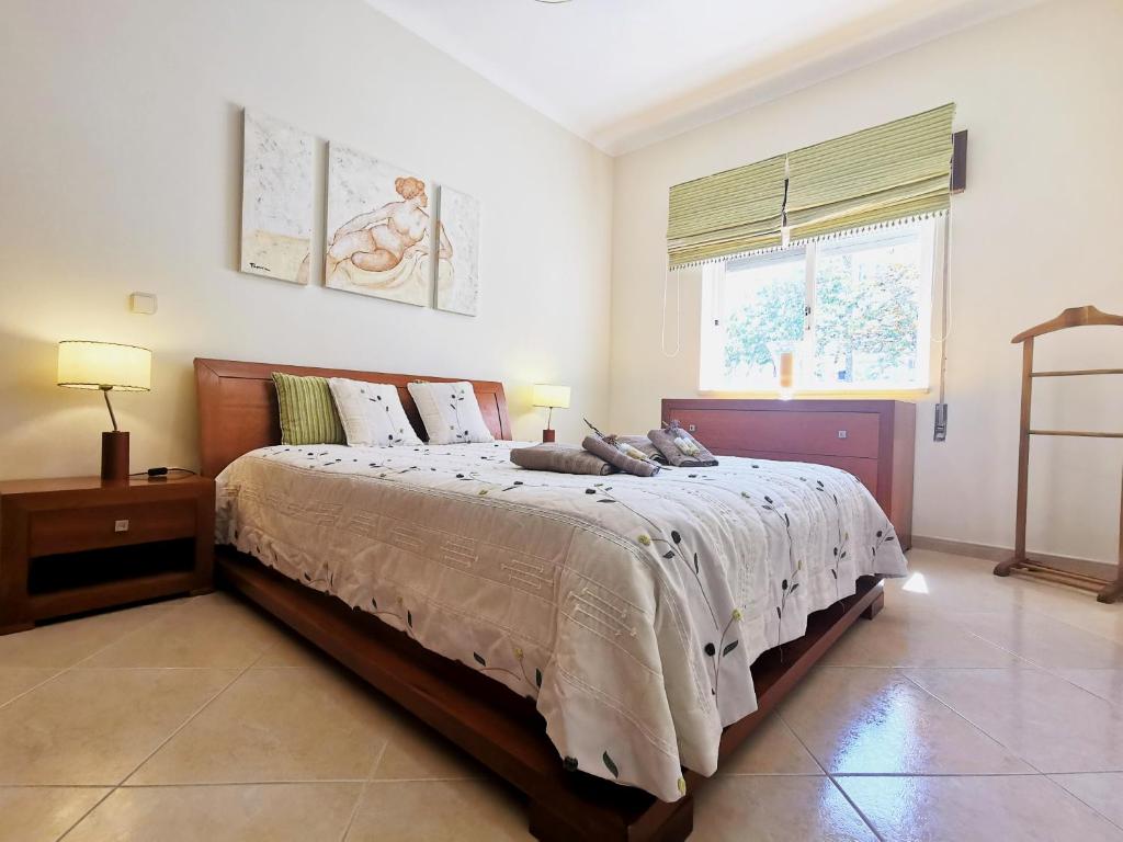 ラゴスにあるKintsugi House Lagosのベッドルーム(大型ベッド1台、窓付)