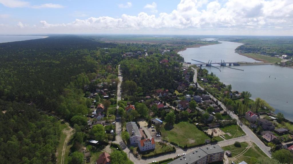een luchtzicht op een stad naast een rivier bij Pokoje Sobie na Wyspie in Gdańsk