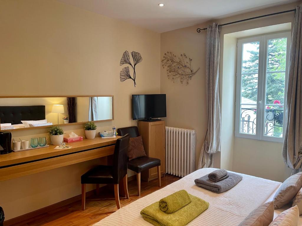 TV a/nebo společenská místnost v ubytování Gites du Caylar - Chambres et Appartments