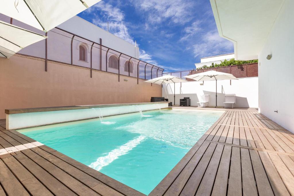 una piscina al lado de un edificio en Joy Home Apartments by BarbarHouse, en Maruggio