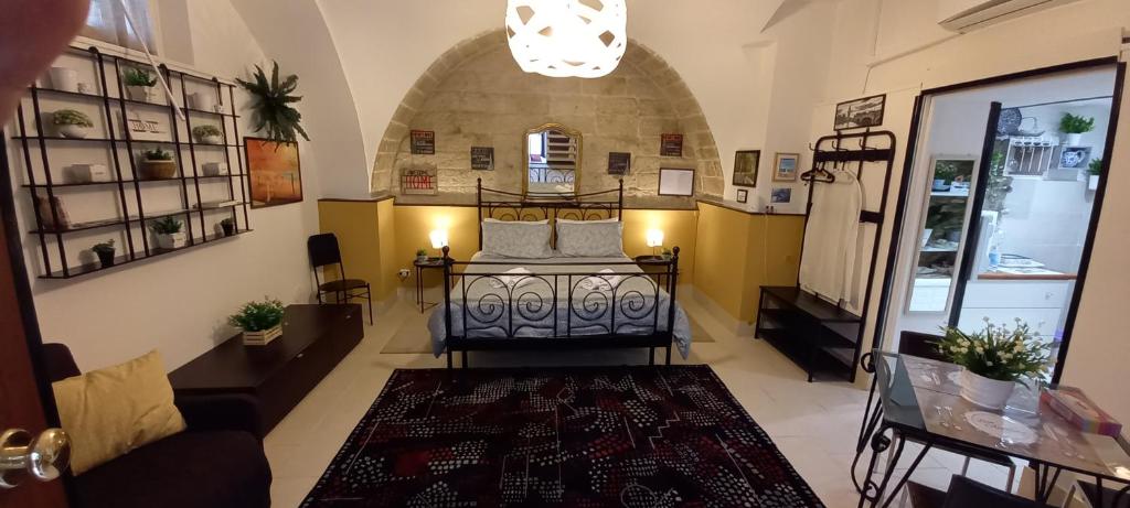 - une chambre avec un lit au milieu d'une pièce dans l'établissement Awesomehouse centre Bari, à Bari