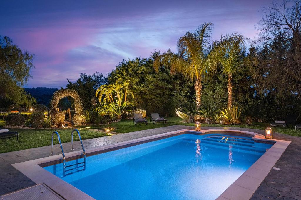uma piscina num quintal com um resort em Zenia Villa em Paradeísion
