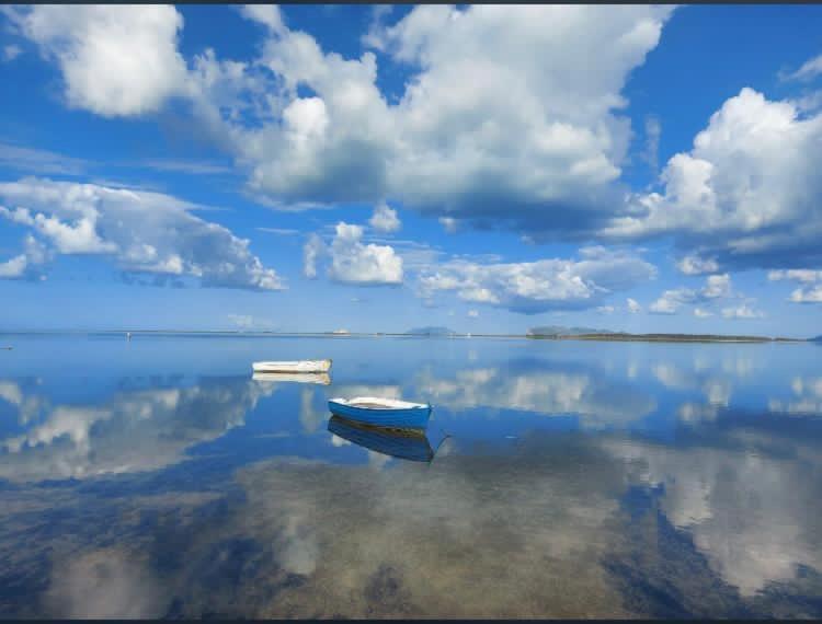 a boat sitting in the middle of the water at Case vacanze Spagnola 106 in Marsala