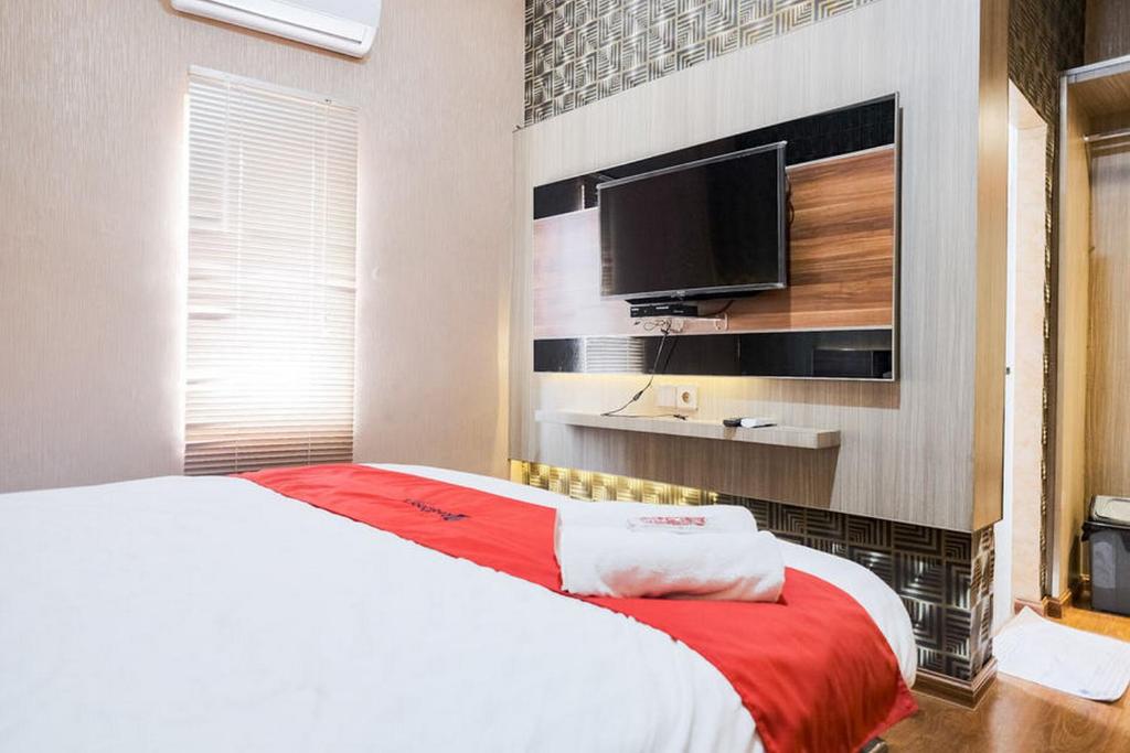 Postel nebo postele na pokoji v ubytování RedDoorz Plus @ Simpang USU Medan