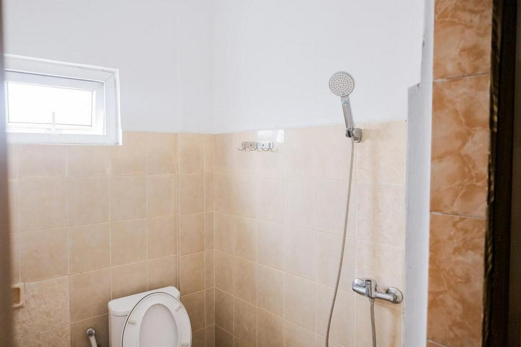 Koupelna v ubytování RedDoorz Plus @ Simpang USU Medan