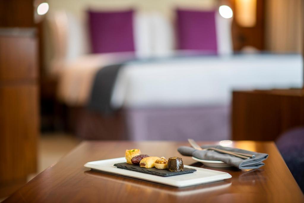 Postel nebo postele na pokoji v ubytování Crowne Plaza Muscat OCEC by IHG