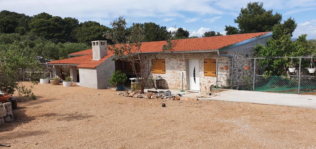a small house with a fence in front of it at Kuća za odmor Zip in Murter