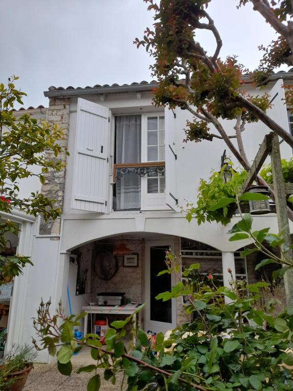 Cette maison blanche dispose d'une véranda et d'une fenêtre. dans l'établissement Arcade S, à Sainte-Marie de Ré