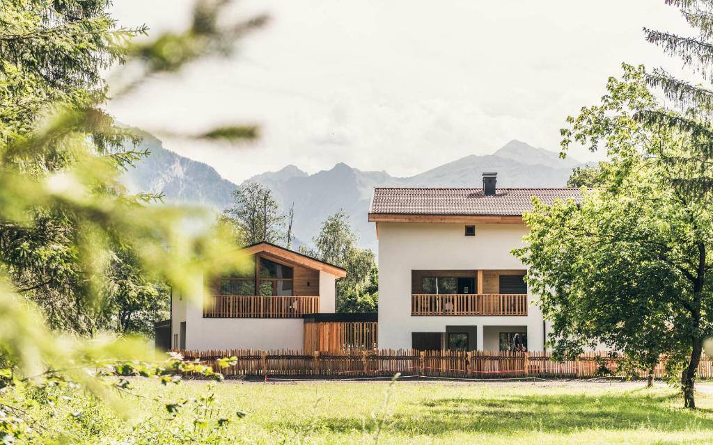 dom z górami w tle w obiekcie Lichtung Woldererhof Wiesenduft w mieście Casateia
