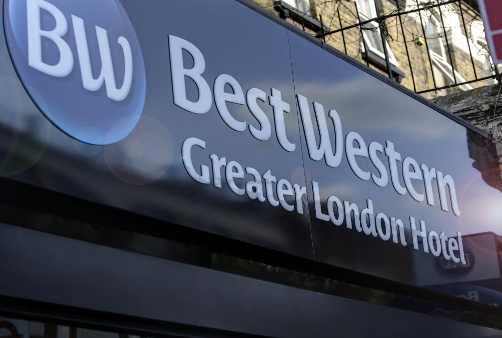 un signo para el mejor invernadero occidental del hospital de Londres. en Best Western Greater London, en Ilford