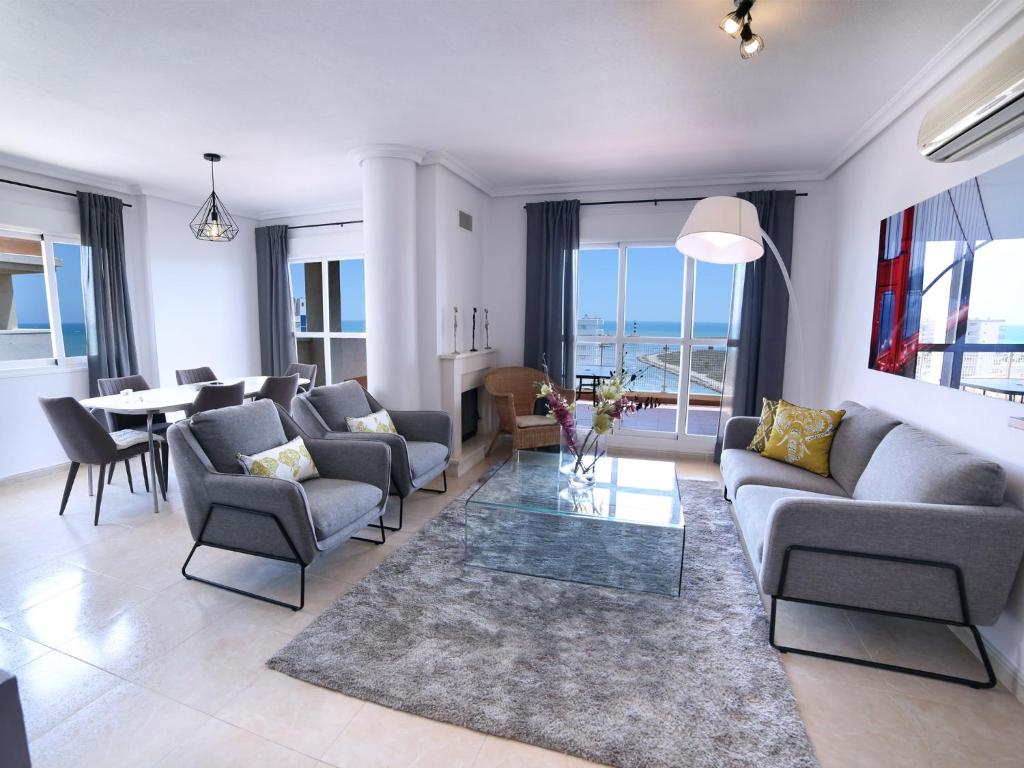 sala de estar con sofá, sillas y mesa en Puerto y Mar Apartments, en La Manga del Mar Menor