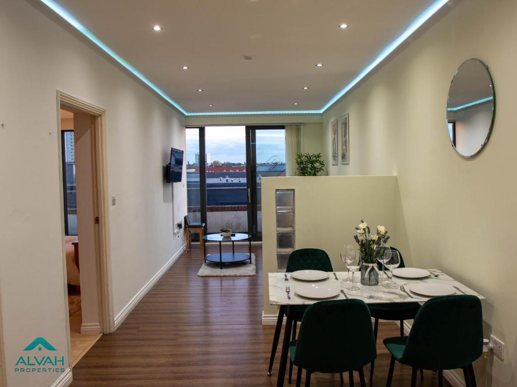 Luxurious 2 Bed City Centre  with balcony
