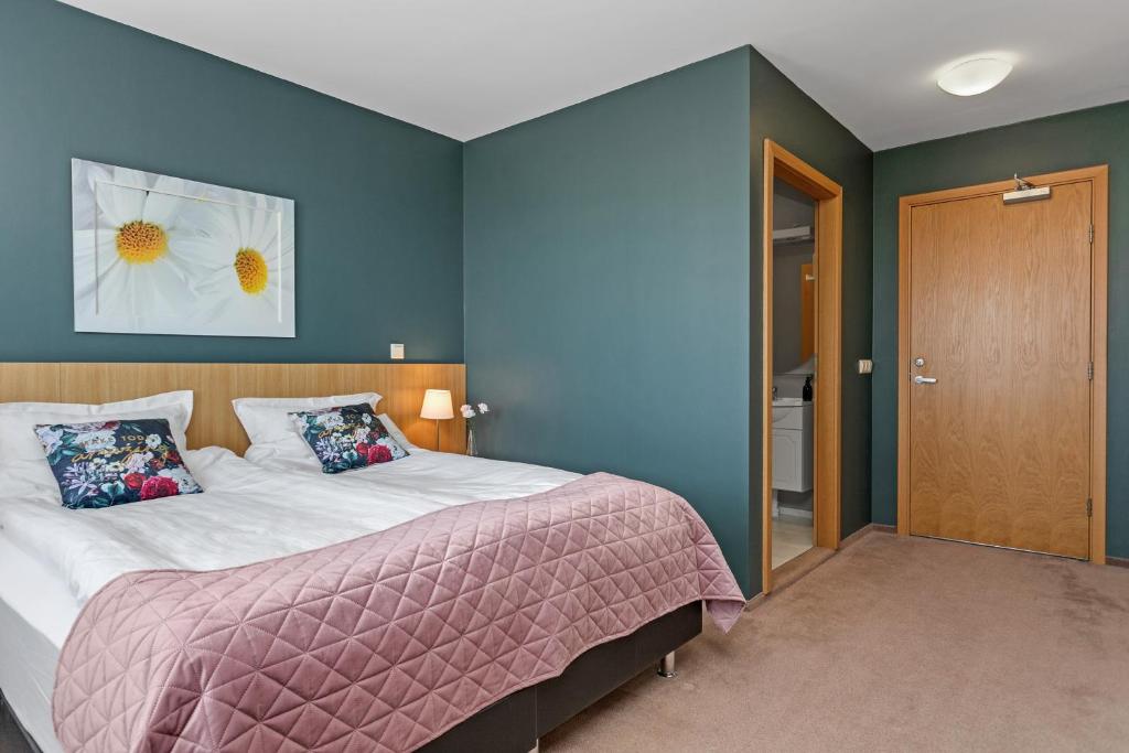 Rúm í herbergi á Hotel Kvika