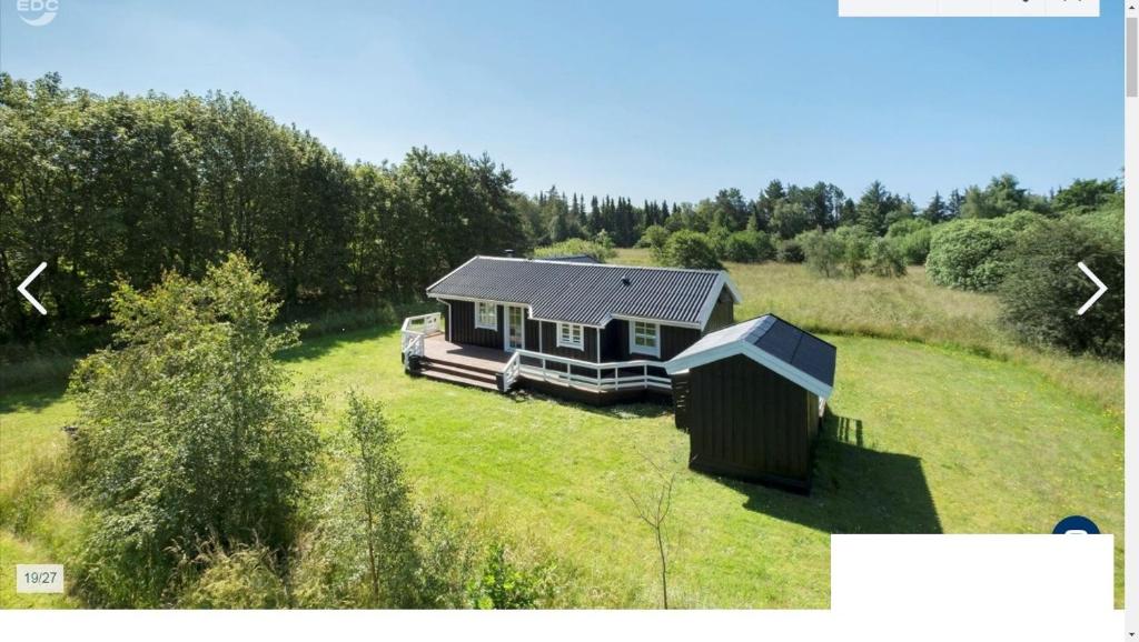 ein kleines Haus inmitten eines Feldes in der Unterkunft Nordjutland - Kattegat in Aså