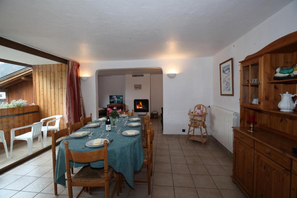 een eetkamer met een tafel met een blauwe tafeldoek bij Chalet Bouquetin- Ecureuil 2 for 10 to 14 people in Champagny-en-Vanoise