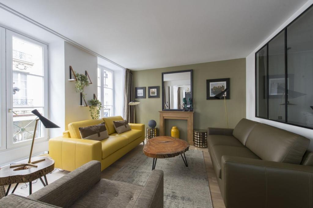 sala de estar con sofá y mesa en Balthazar en París