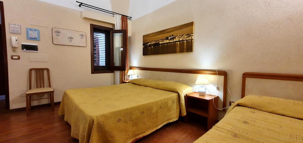 Łóżko lub łóżka w pokoju w obiekcie B&B Viaprimaldo Camere