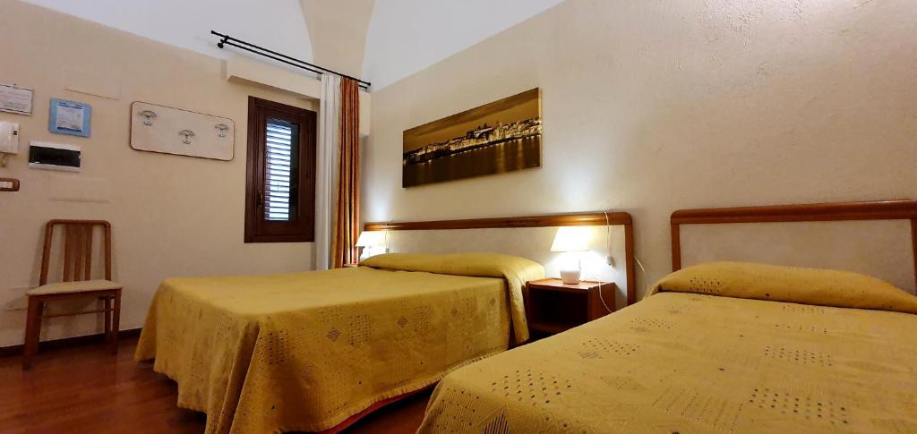 Łóżko lub łóżka w pokoju w obiekcie B&B Viaprimaldo Camere