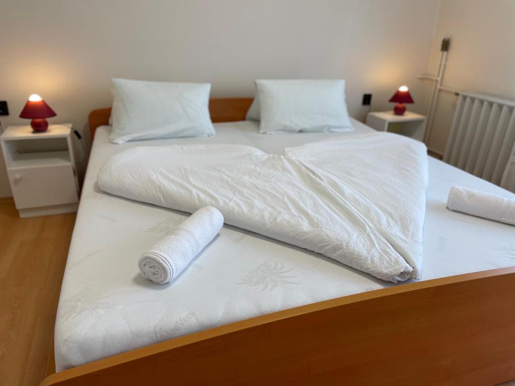 Postel nebo postele na pokoji v ubytování Pingvin Cukrászda Apartman felső szint