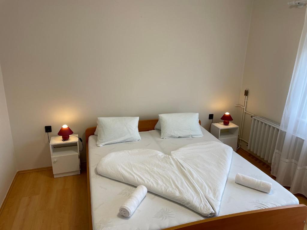 Postel nebo postele na pokoji v ubytování Pingvin Cukrászda Apartman felső szint